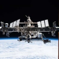 クルードラゴンから見た国際宇宙ステーション（画像：NASA）