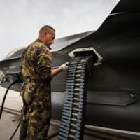F-35Aの機関砲弾補給作業（画像：オランダ空軍）