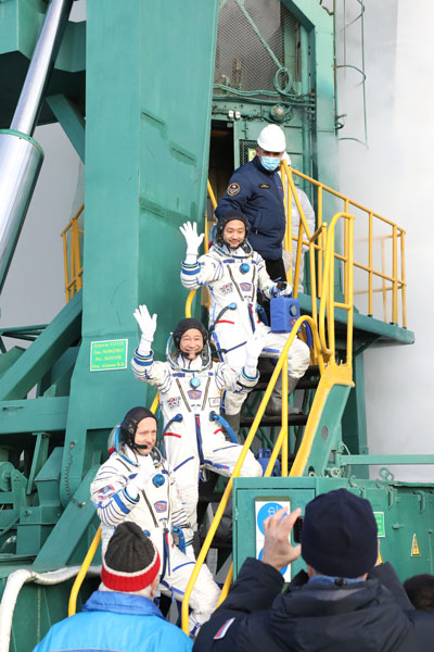ソユーズMS-20に搭乗する前澤友作さんと平野陽三さん（画像：ロスコスモス）