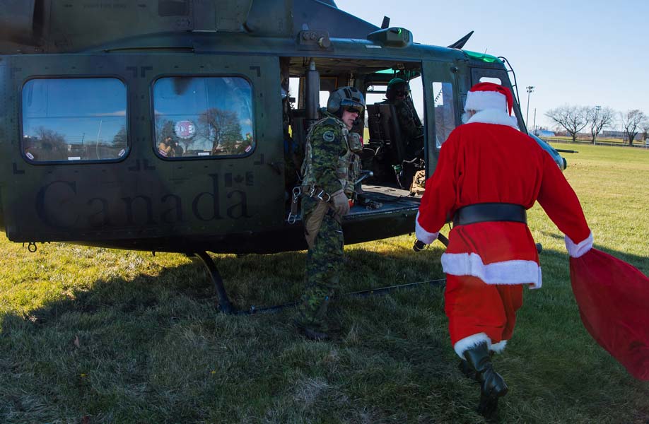 カナダ軍のヘリコプターに乗り込むサンタクロース（画像：RCAF）