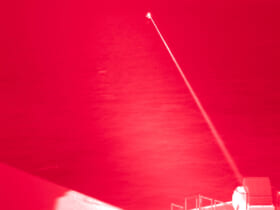 ポートランドから照射されるレーザー（画像：U.S.Navy）
