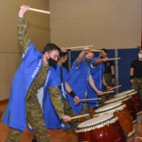 文化交流プログラムで和太鼓を学ぶ（画像：USMC）