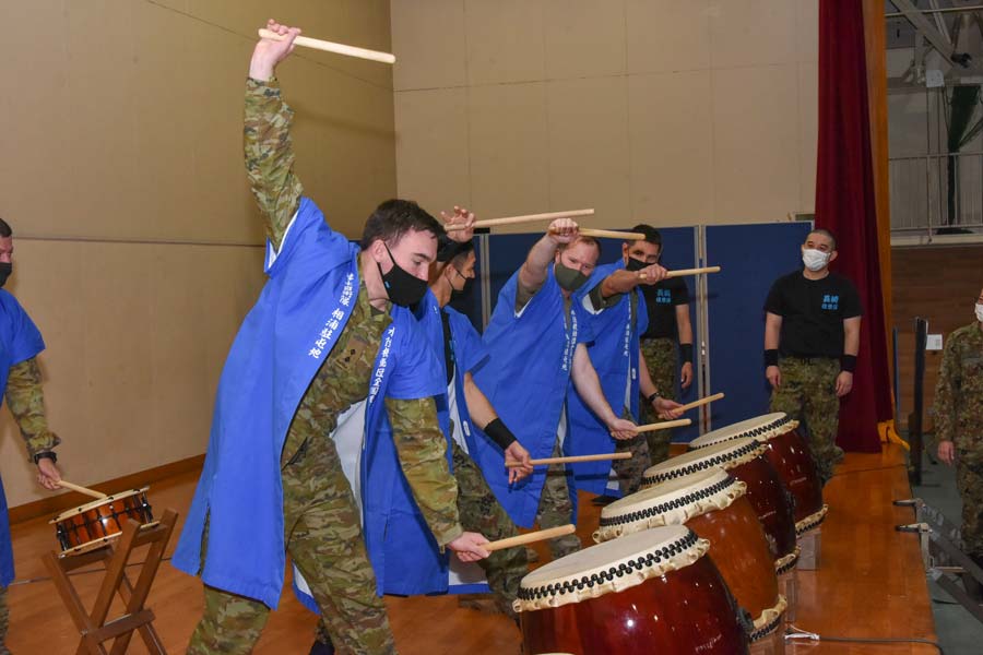 文化交流プログラムで和太鼓を学ぶ（画像：USMC）