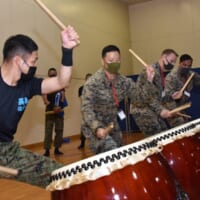 海兵隊員に太鼓を教える水陸機動団の自衛官（画像：USMC）