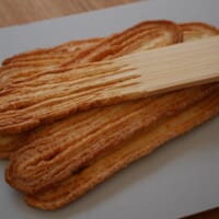 木彫りのうなぎパイ（キボリノコンノさん提供）
