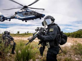 フランス国家憲兵隊の特殊部隊とH160（画像：Airbus）