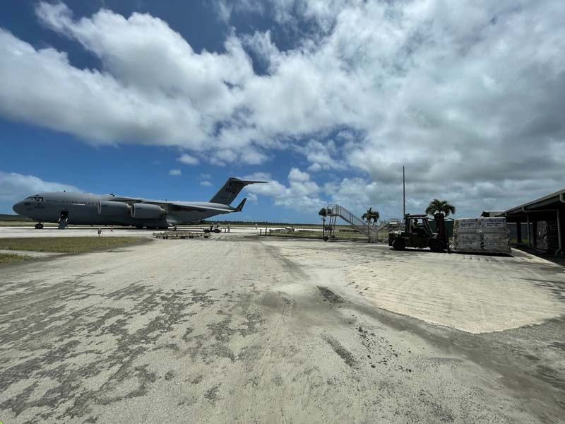 火山灰の残るファアモツ国際空港に到着したオーストラリアのC-17（画像：Commonwealth of Australia）