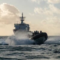 哨戒艦ウェリントンと調査用ボート（画像：New Zealand Defence Force）