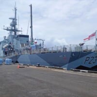 タヒチで支援物資を積み込む哨戒艇スペイ（画像：Crown Copyright）