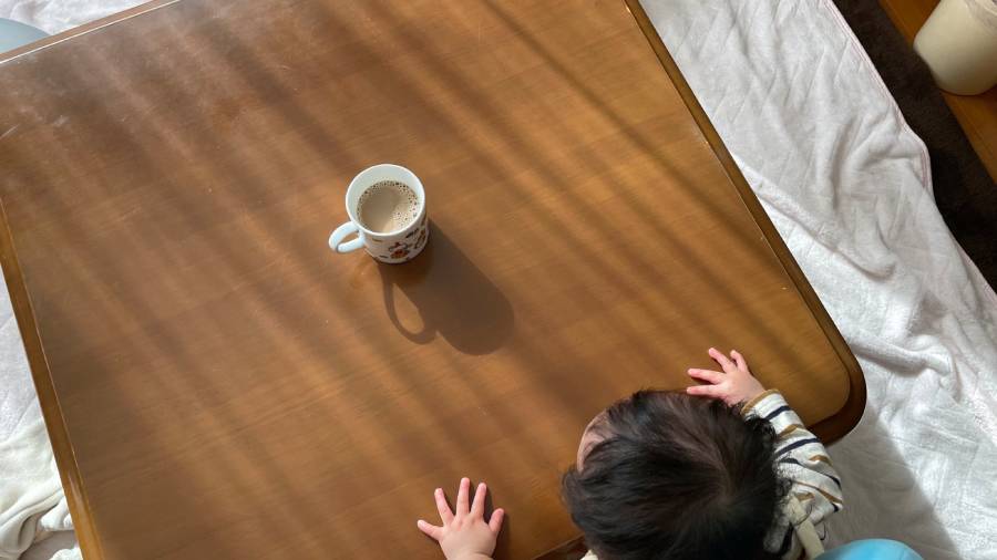 つかまり立ち期の育児あるあるに共感　「コーヒーは真ん中」