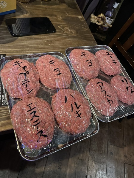 ハンバーグの肉に「キヨ」「ハルキ」　まかない料理に名前を記したら「サイコパスな感じに」