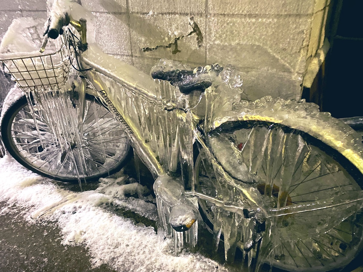 氷河期かな？置きっぱなしにしていた自転車が氷漬けに