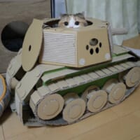 「敵、発見にゃ！」ハッチから顔を出す猫がかわいすぎるダンボール戦車