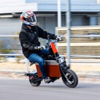 Moto Eレーサー大久保光選手による「タタメルバイク」走行試験