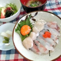 黒ソイとホタテの海鮮丼（崎陽丸司厨長さん提供）