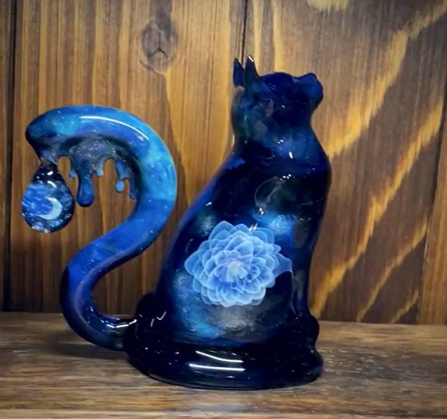 ガラス製の猫のオブジェ　青く透き通る体に美しく浮かび上がる花と月