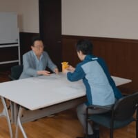 第1話は梅沢さんに新商品の説明をしているローソンのスタッフが、その新商品を自分で食べてしまう展開に……。