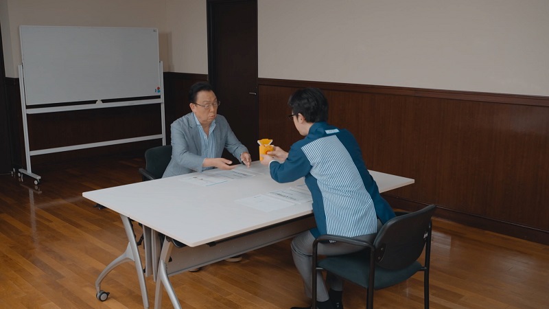 第1話は梅沢さんに新商品の説明をしているローソンのスタッフが、その新商品を自分で食べてしまう展開に……。