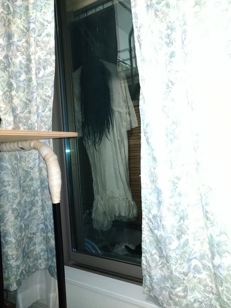 窓をコンコン……と叩く何かが　恐怖！窓の外で揺れる貞子の姿