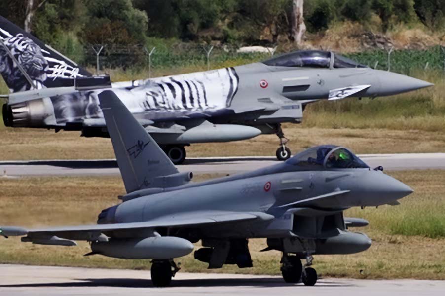 後方はイタリア空軍のスペシャルマーキング機（画像：ギリシャ空軍）