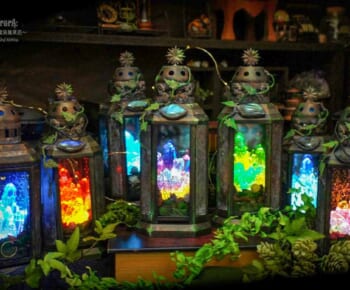 様々な光を放つ魔鉱石のランプ（マジロラ魔法雑貨店提供）