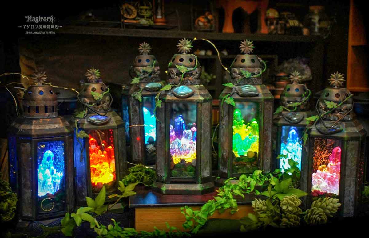 様々な光を放つ魔鉱石のランプ（マジロラ魔法雑貨店提供）