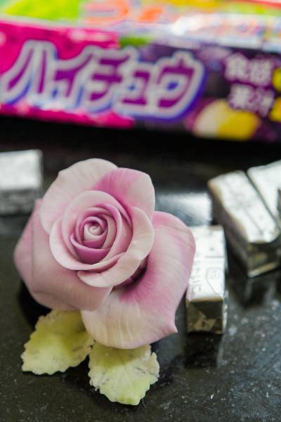 ハイチュウを素材にしたバラの花　砂糖菓子職人・ケンタロスさんの作品に注目