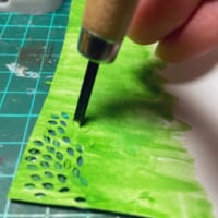 色塗りした紙を彫刻刀でくり抜き。