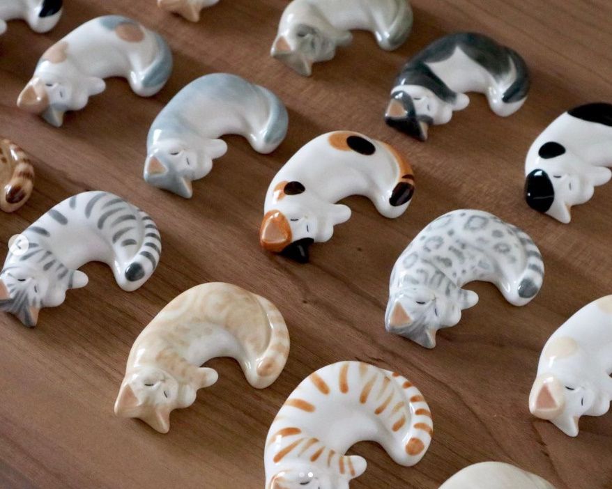 「猫愛」を磁器小物で表現。猫の陶芸家が「箸置き」を紹介。