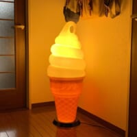 ソフトクリームの置き物を玄関に　暖かい光に不思議と癒やされる