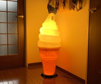 ソフトクリームの置き物を玄関に　暖かい光に不思議と癒やされる