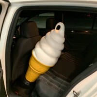 車に積まれるソフトクリームの置き物