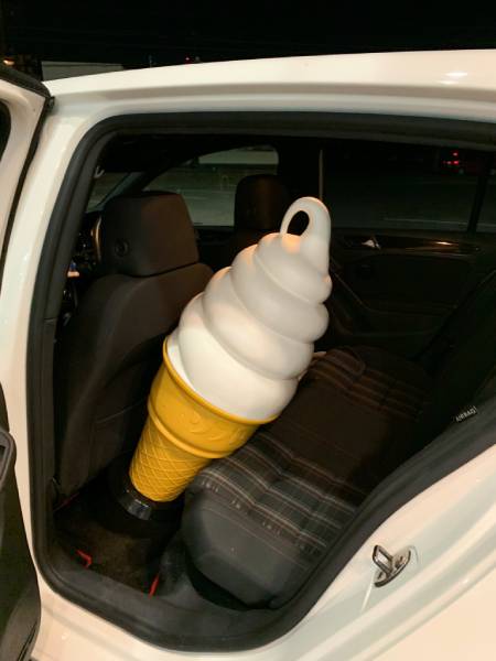 車に積まれるソフトクリームの置き物