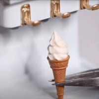 クリームを絞る様子も再現　本物そっくりなミニチュアソフトクリームメーカー