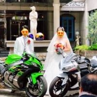 投稿日が結婚式だった投稿者。眼前にはなぜかバイクが。