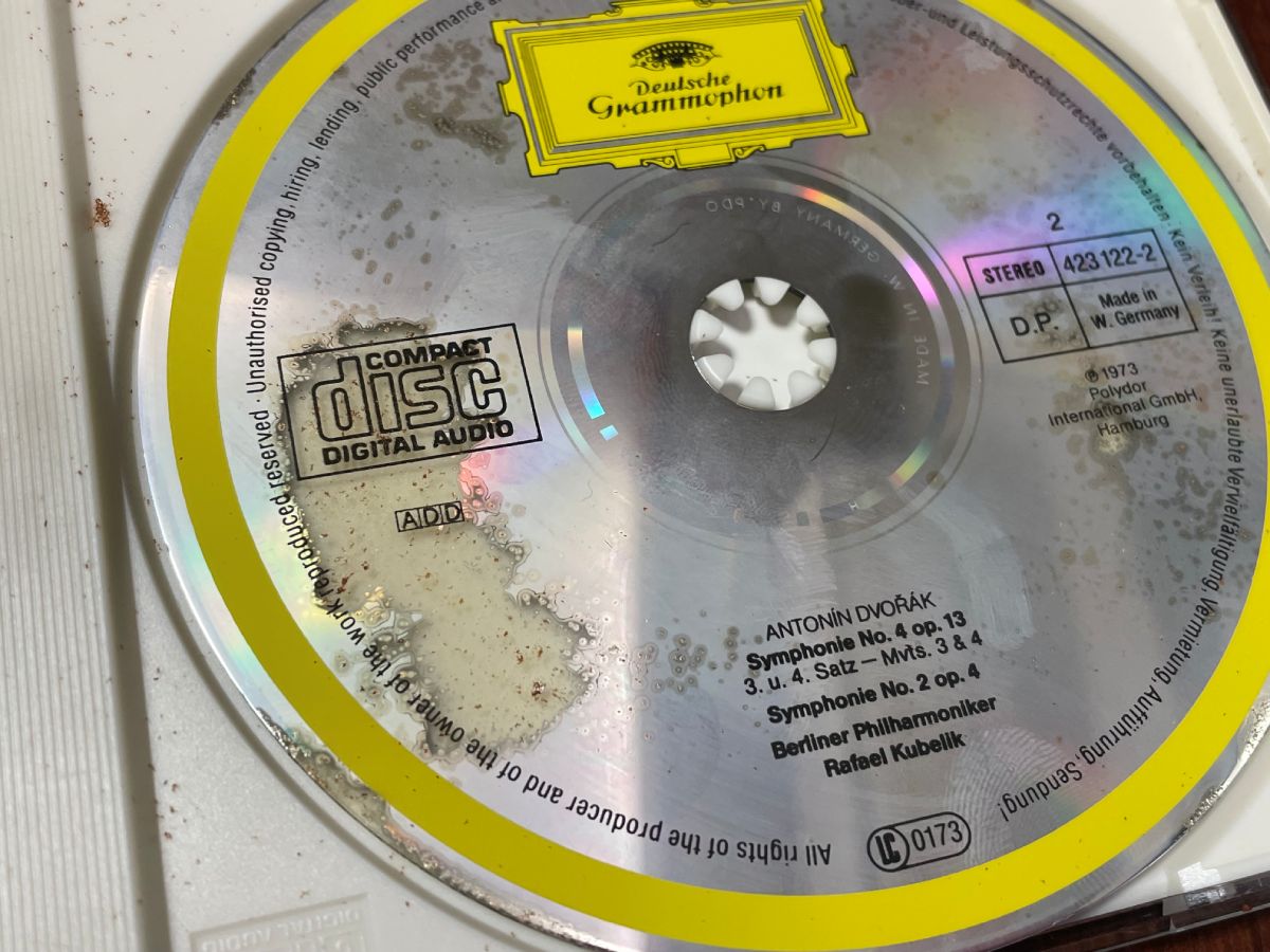 病床の父のために洋楽CDを取り出した投稿者。しかしそこには剥離と斑点が。