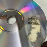 剥離の結果、透明になってしまった劣化CD。