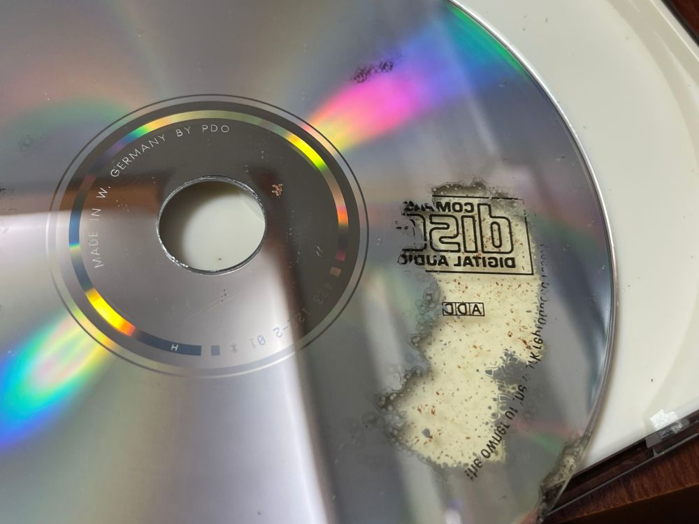 剥離の結果、透明になってしまった劣化CD。