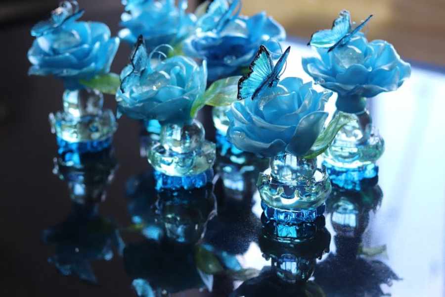 テーマは「雨上がりの青牡丹」　飴細工作家が魅せる美しい青の世界