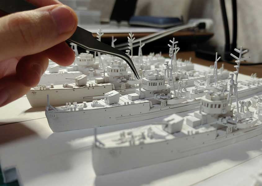 真っ白な素材がフォルムの美しさを強調　ペーパークラフトの艦船模型