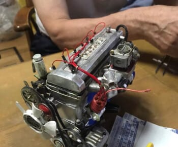 記憶だけを頼りに作り上げたトヨタM型エンジンのペーパークラフトモデル（やんぞーさん提供）