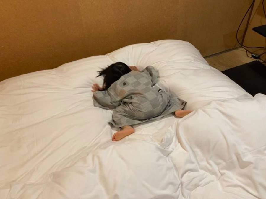 まさに夢見心地……旅館のベッドで寝落ちした2歳女児の姿に大反響