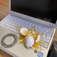 パソコンのキーボードに生卵