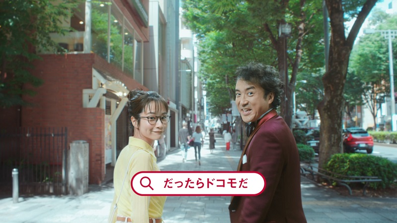藤間さんは、清々しい表情でムロさんと一緒に街中を歩き出す