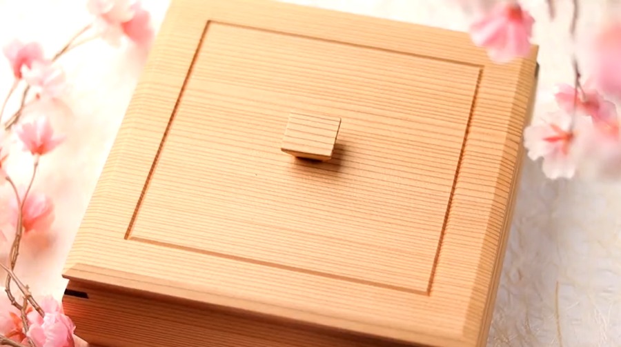 秋田の工芸品である木箱を使用