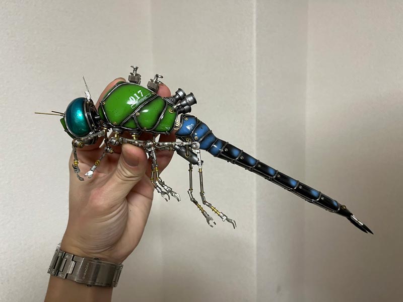 K SUZUKIさんの機械昆虫「トンボ」はこれくらいの大きさ（K SUZUKIさん提供）