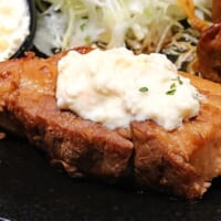 「奥久慈卵の酢生姜タルタルソース」を豚肉の上にワンバウンド