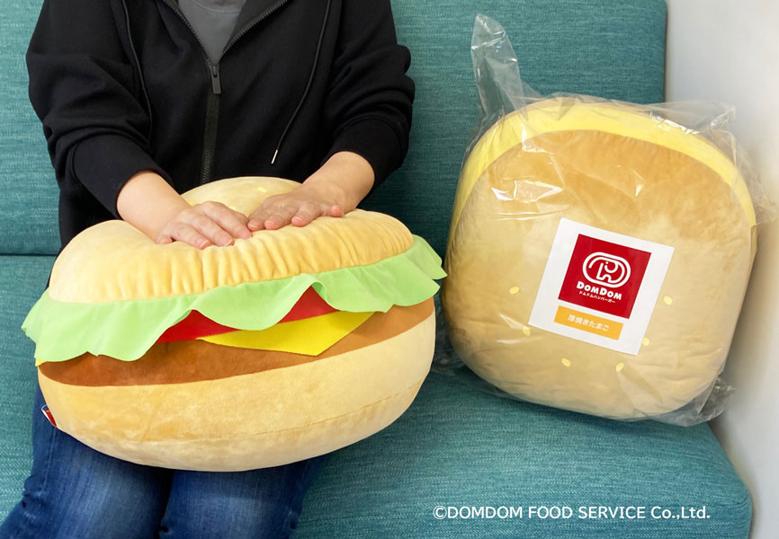 ドムドムのハンバーガーが特大クッションに！「ビックドムチーズ」と「手作り厚焼きたまごバーガー」デザインでプライズ化