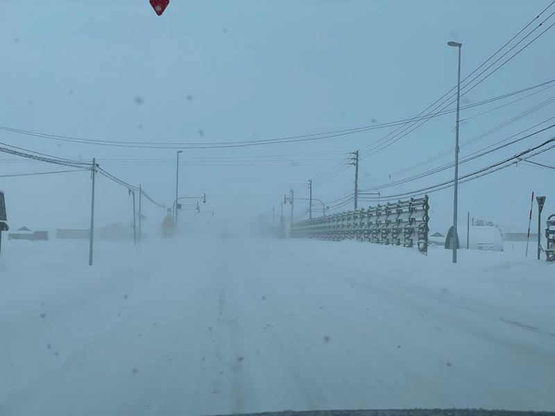 猛烈な雪で先行する車が見えない（ぎっくさん提供）