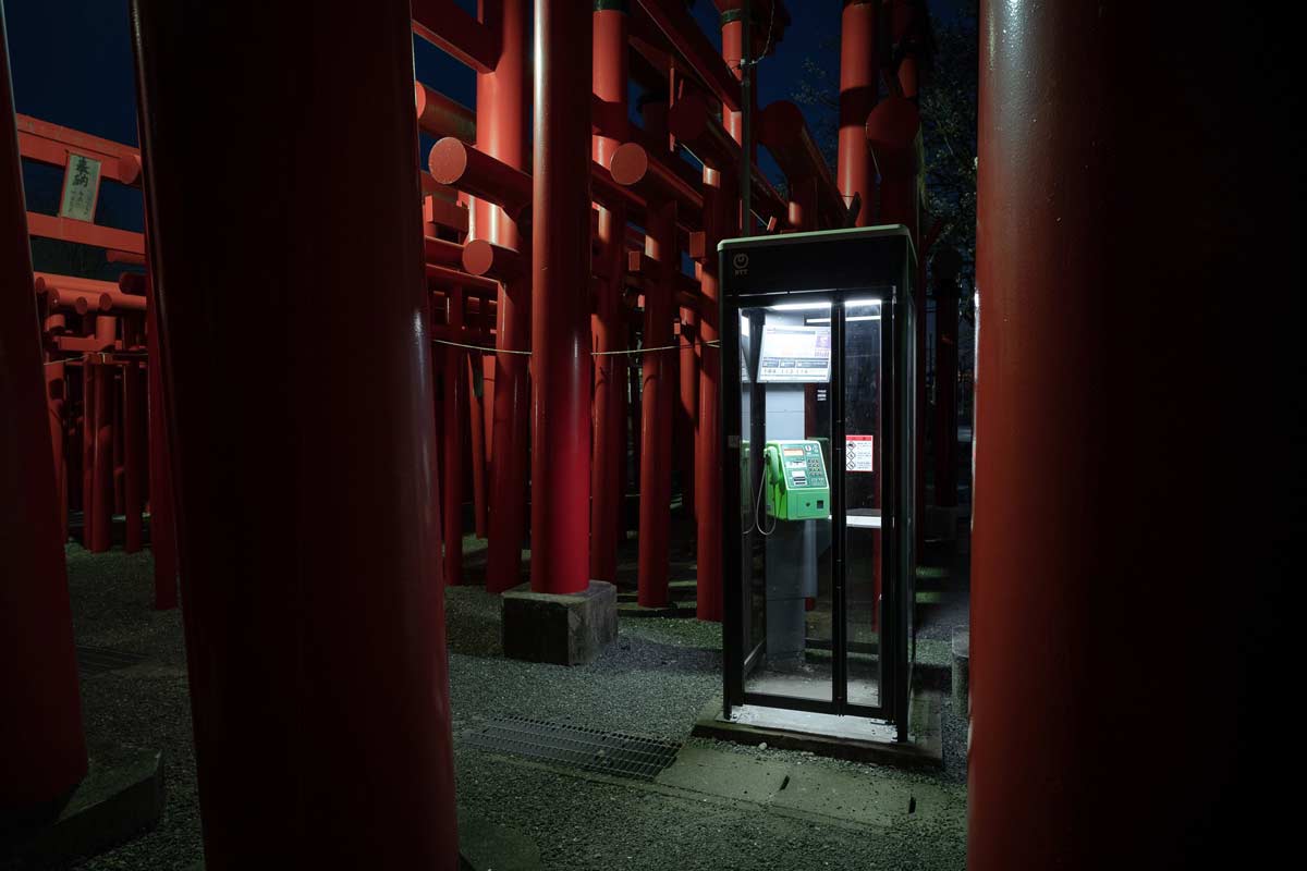 林立する鳥居に囲まれた電話ボックス（toshiboさん提供）